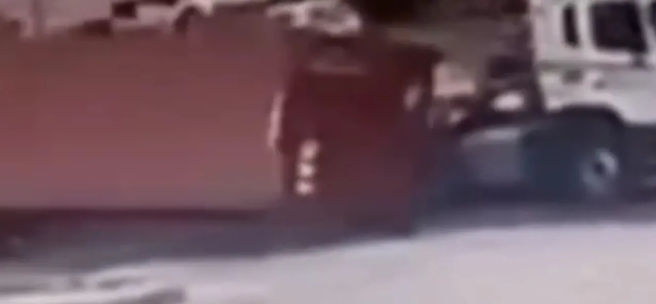 Sedang Menunggu Bus, Wanita Tertimpa Bus