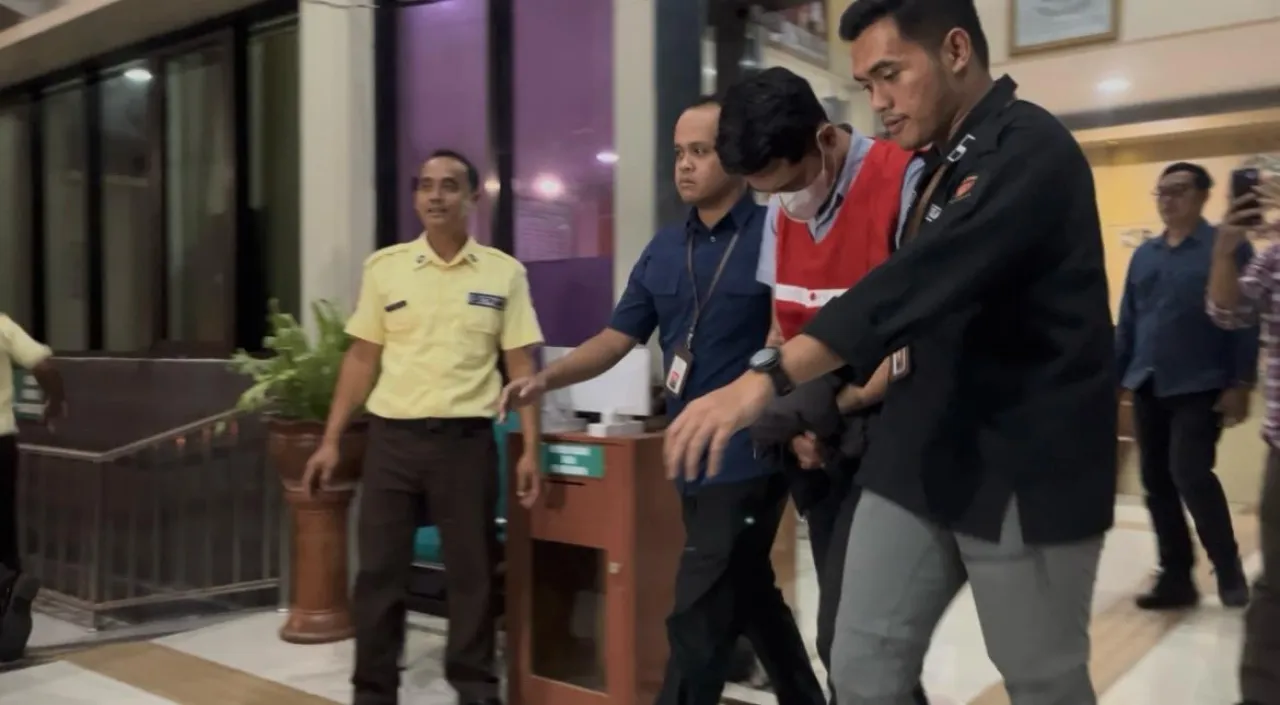 Tersangka kredit KUR fiktif BRI Unit Pasar Pon berinisial SPP saat dinaikan mobil tahanan Kejaksaan. Foto: Zainul