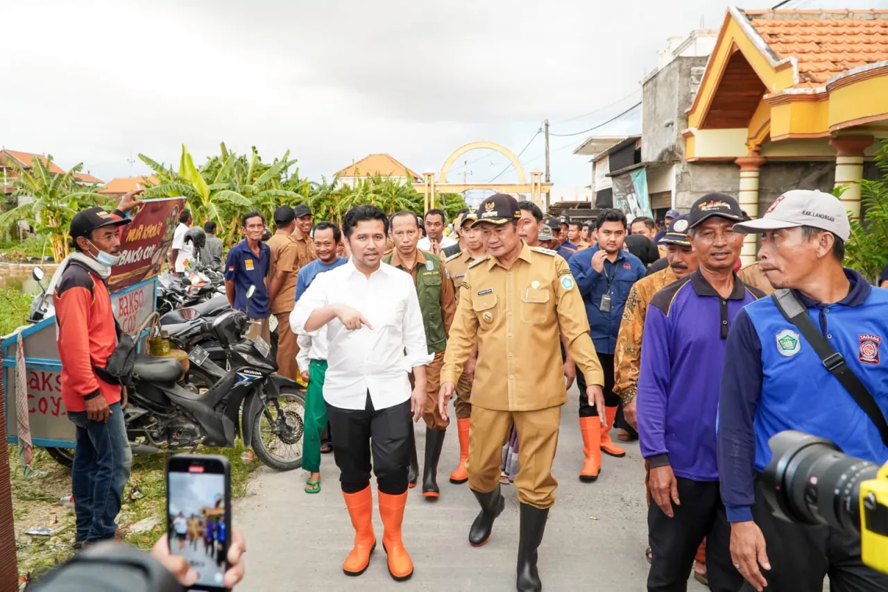 Emil Elestianto Dardak, didampingi Bupati Lamongan, Yuhronur Efendi, melakukan sidak di wilayah yang terdampak banjir dan beberapa infrastruktur, Selasa (3/6/2025) di Lamongan. Foto: Defit
