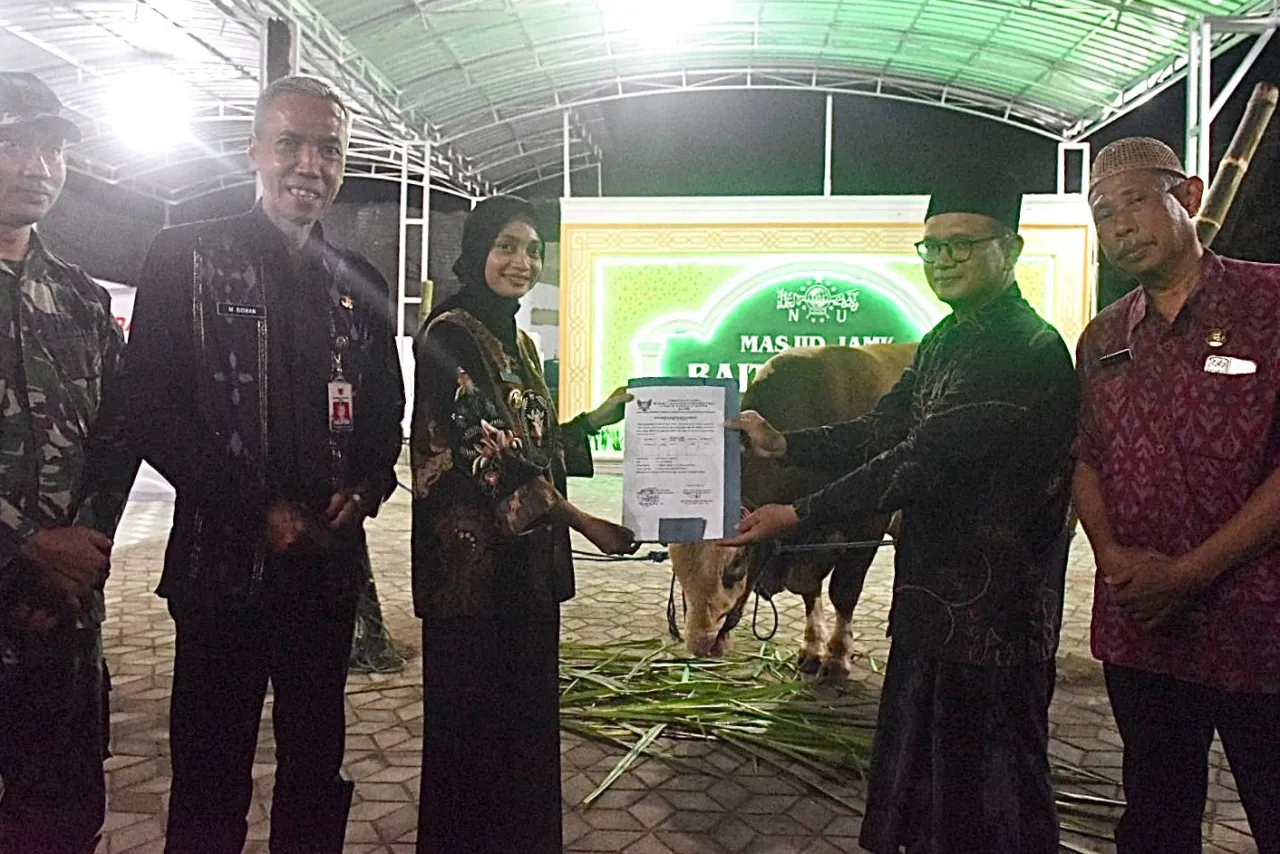 Wali Kota Kediri Serahkan Bantuan Kemasyarakatan Presiden Berupa Sapi ke Masjid Jami' Baitur Rohim