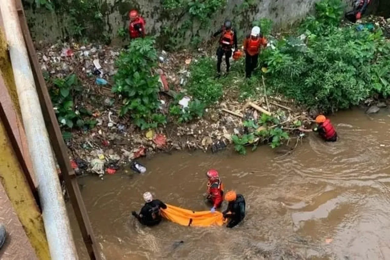 Balita Hanyut di Depok Ditemukan Meninggal Dunia di Aliran Sungai Kalibaru