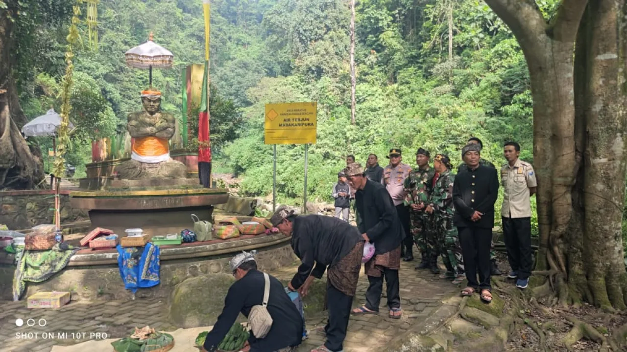 Polres Probolinggo Kawal Kegiatan Adat Mendak Tirta di Air Terjun Madakaripura