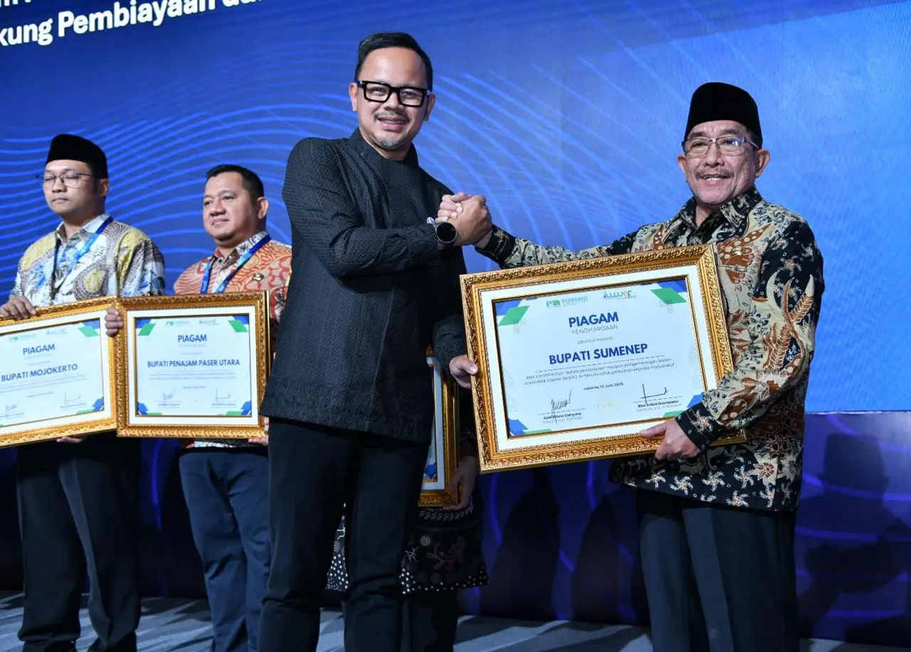 Bupati Sumenep Raih Penghargaan dari PERPAMSI atas Komitmen Pengembangan BUMD Air Minum