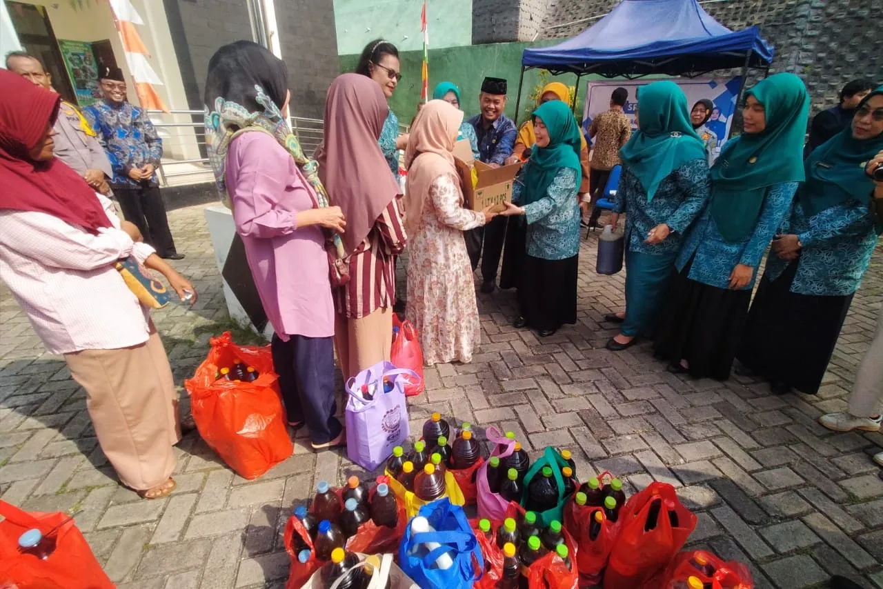 Ditukar dengan Kemasan Baru, Warga Depok Serbu Program Penukaran Minyak Jelantah