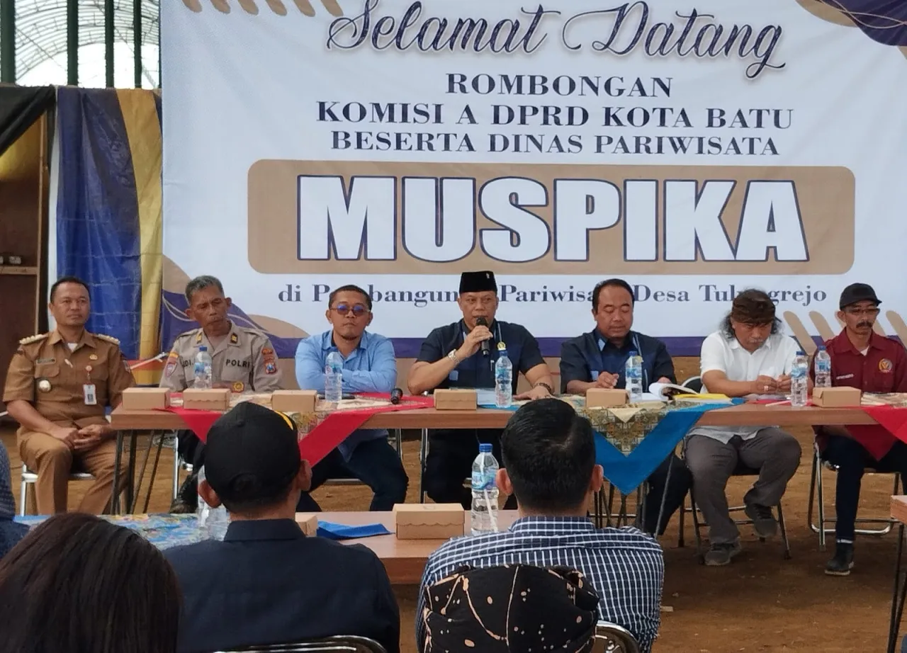 Khamim Tohari Komisi A DPRD Batu memberikan sambutan seusai tinjau Proyek Batu Fantasy Garden.