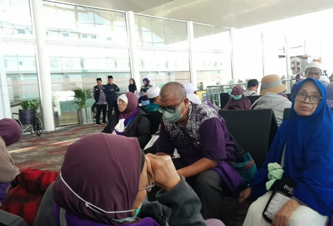 Pesawat Jemaah Haji Kloter 12 Depok Mendarat Darurat di Medan Akibat Ancaman Bom