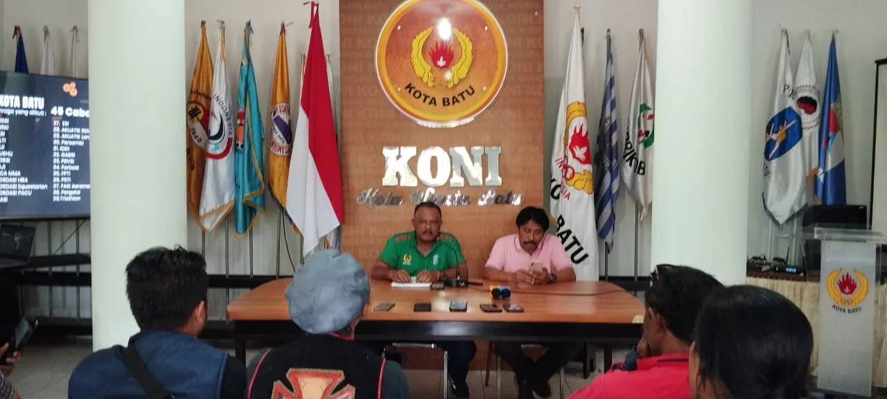 Ketua KONI Kota Batu, Sentot Ari Wahyudi saat adakan Konferensi Pers persiapan Porprov IX Jatim 2025.