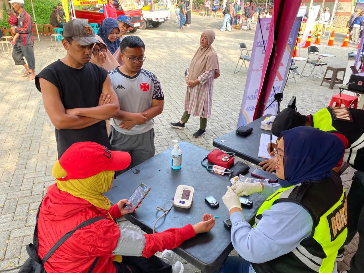 Masyarakat Sambut Antusias Cek Kesehatan Gratis yang Digelar Polres Batu