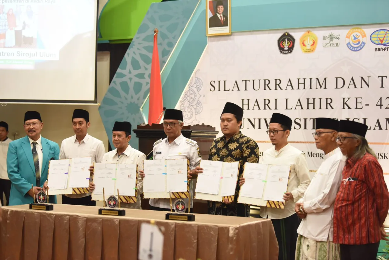 Gus Qowim Apresiasi Peluncuran Buku Sejarah 42 Tahun UNISKA Mengabdi