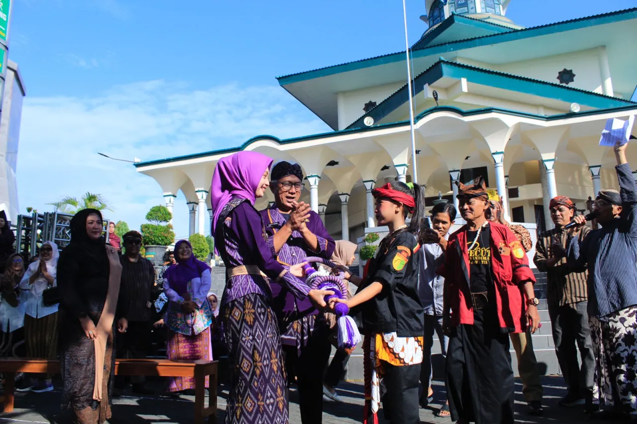 Mbak Wali Vinanda Memberangkatkan Kirab Mapag Wiyosan Enggal Muharram 1447 H