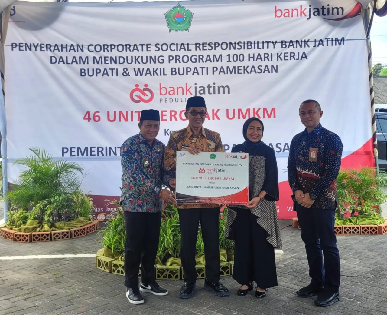Peduli UMKM Hingga Pendidikan, Sehari Bank Jatim Serahkan CSR di 3 Tempat