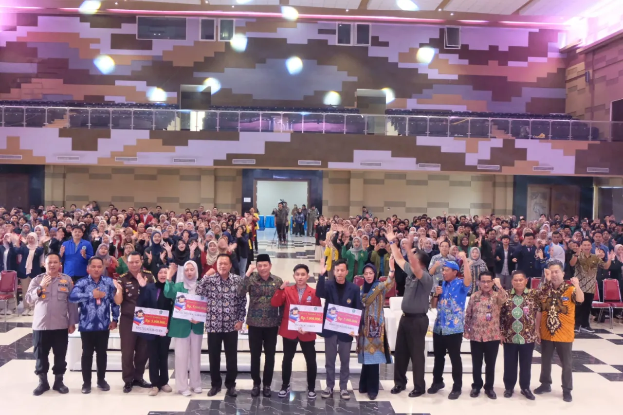 Pemkab Sidoarjo Serahkan Beasiswa Pendidikan Bagi 2.007 Mahasiswa
