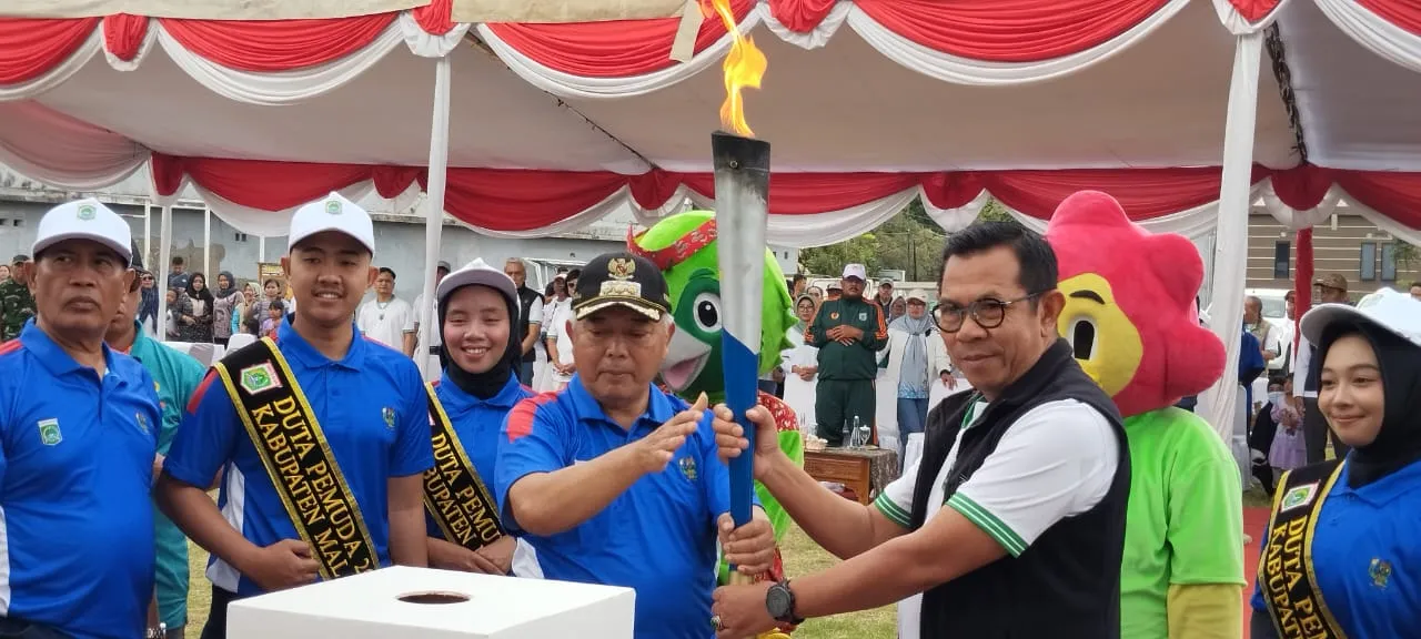 Obor Porprov IX Jatim 2025 Diserahkan Bupati Malang kepada Wali Kota Batu