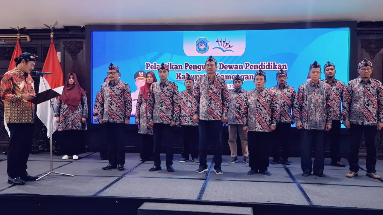 Yuhronur Efendi Lantik Dewan Pendidikan Lamongan yang Baru