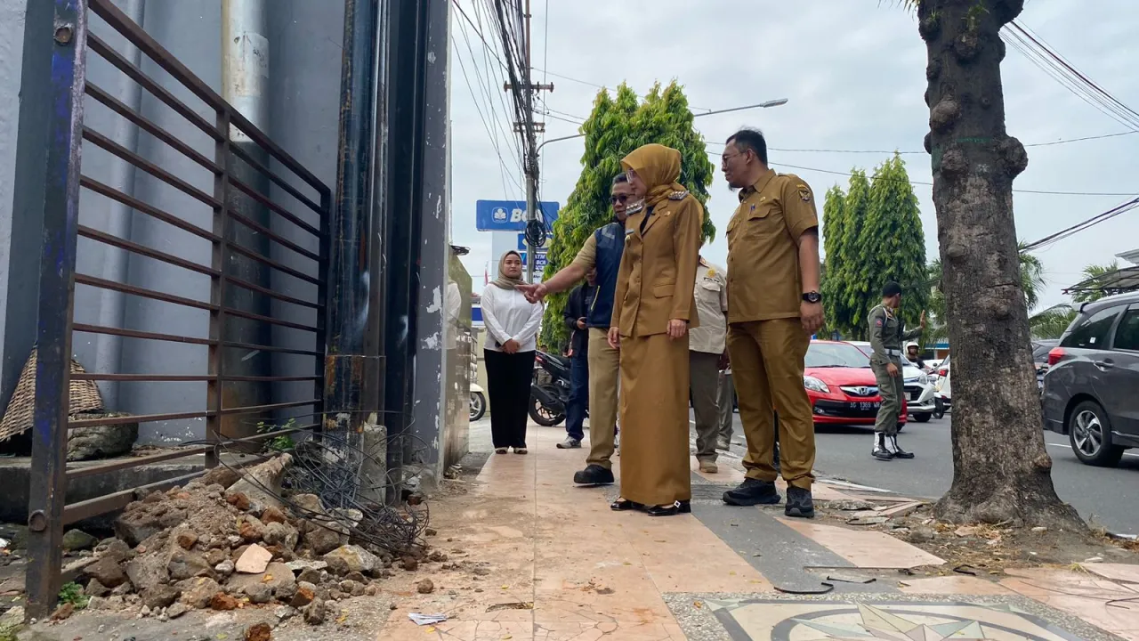 Wali Kota Kediri Tinjau Penertiban hingga Dinas PUPR Cabut Tiang FO