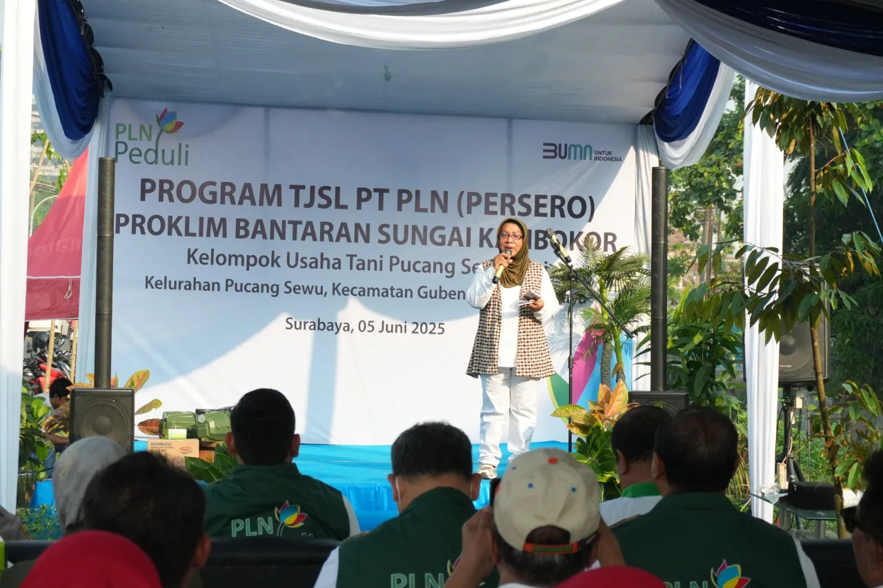 PLN UIT JBM Hijaukan Bantaran Sungai Kalibokor Surabaya, Melalui Penanaman 435 Bibit Pohon