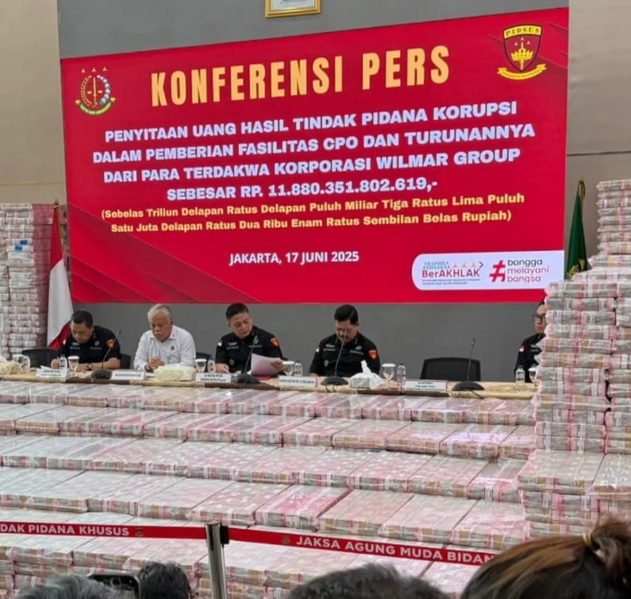Kejagung Sita Uang Rp 11, 8 T dari Wilmar Group dan Dipamerkan Depan Wartawan