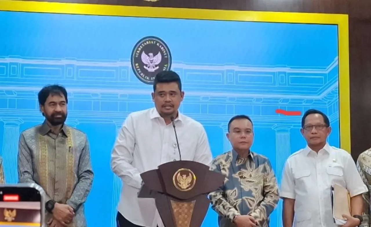 Gubernur Sumatera Utara Bobby Nasution berbicara dalam konferensi pers seusai pembahasan status empat pulau di perbatasan antara wilayahnya dan Aceh, di Kantor Presiden, Jakarta, Selasa (17/6/2025).