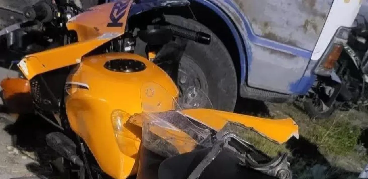 Kawasaki Ninja Tabrak Truk di Dekat Simpang Lima Gumul Kediri