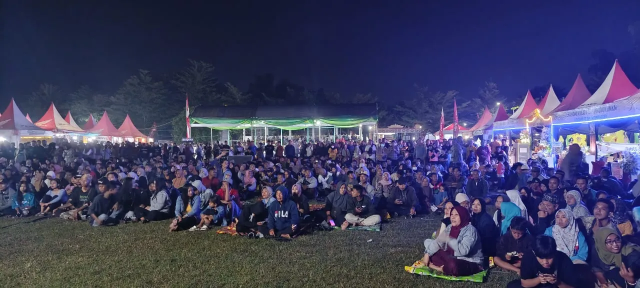 Ribuan Warga Banjiri Lapangan Mojopurno, Ada Apa?