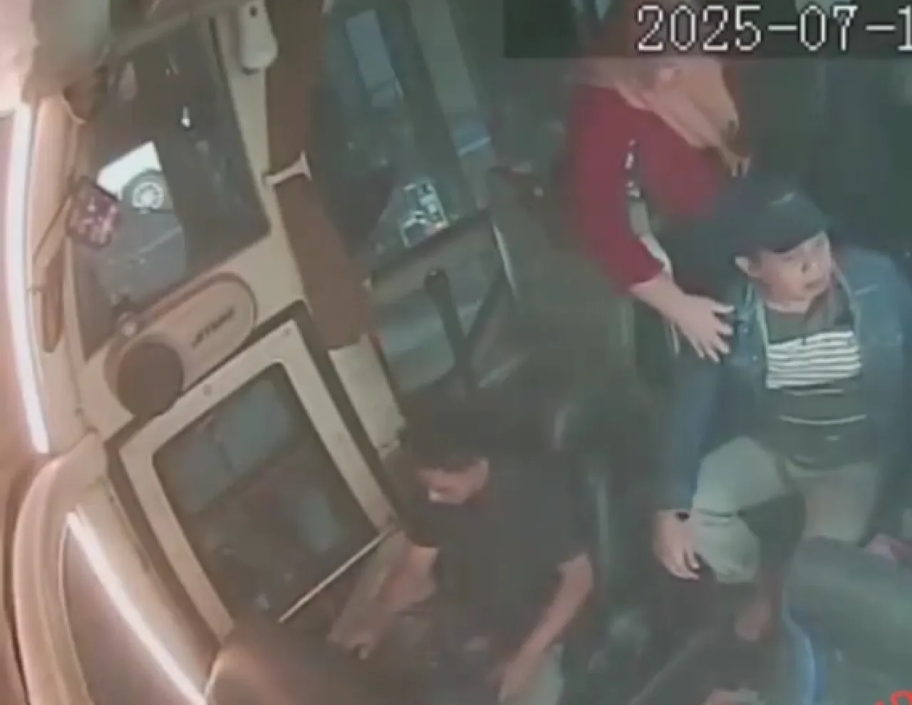 Viral, Rekaman CCTV Bus Tabrak Toko Bangunan