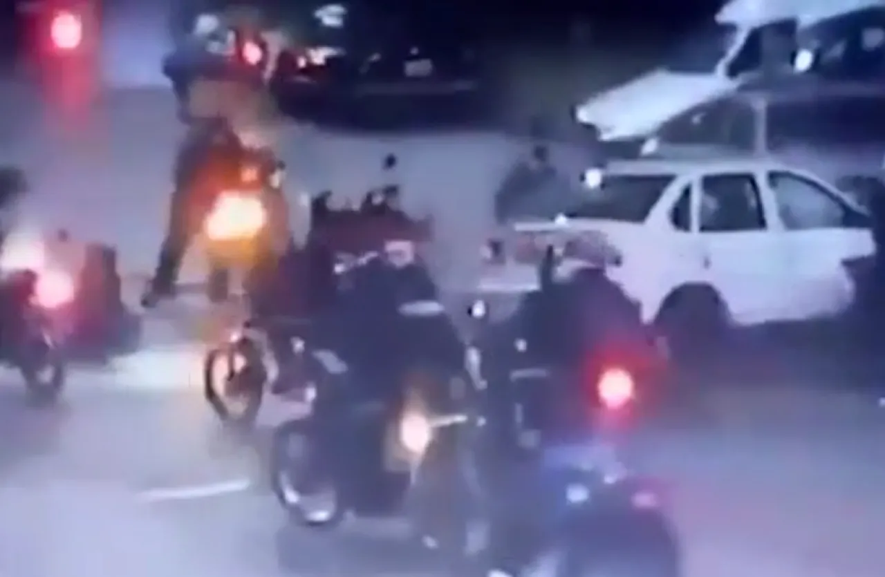 Rombongan Motor Tabrak Mobil di Jalan Raya, 1 Tewas