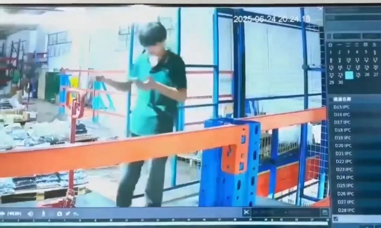 Kerja sambil Main Ponsel, Karyawan Pabrik Jatuh di Lubang Lift