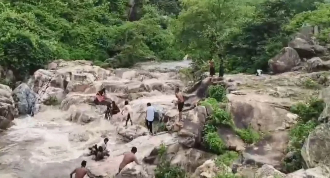 Banjir Bandang Sapu Tempat Wisata Air Terjun di Langurahi Gaya, 6 Gadis Selamat