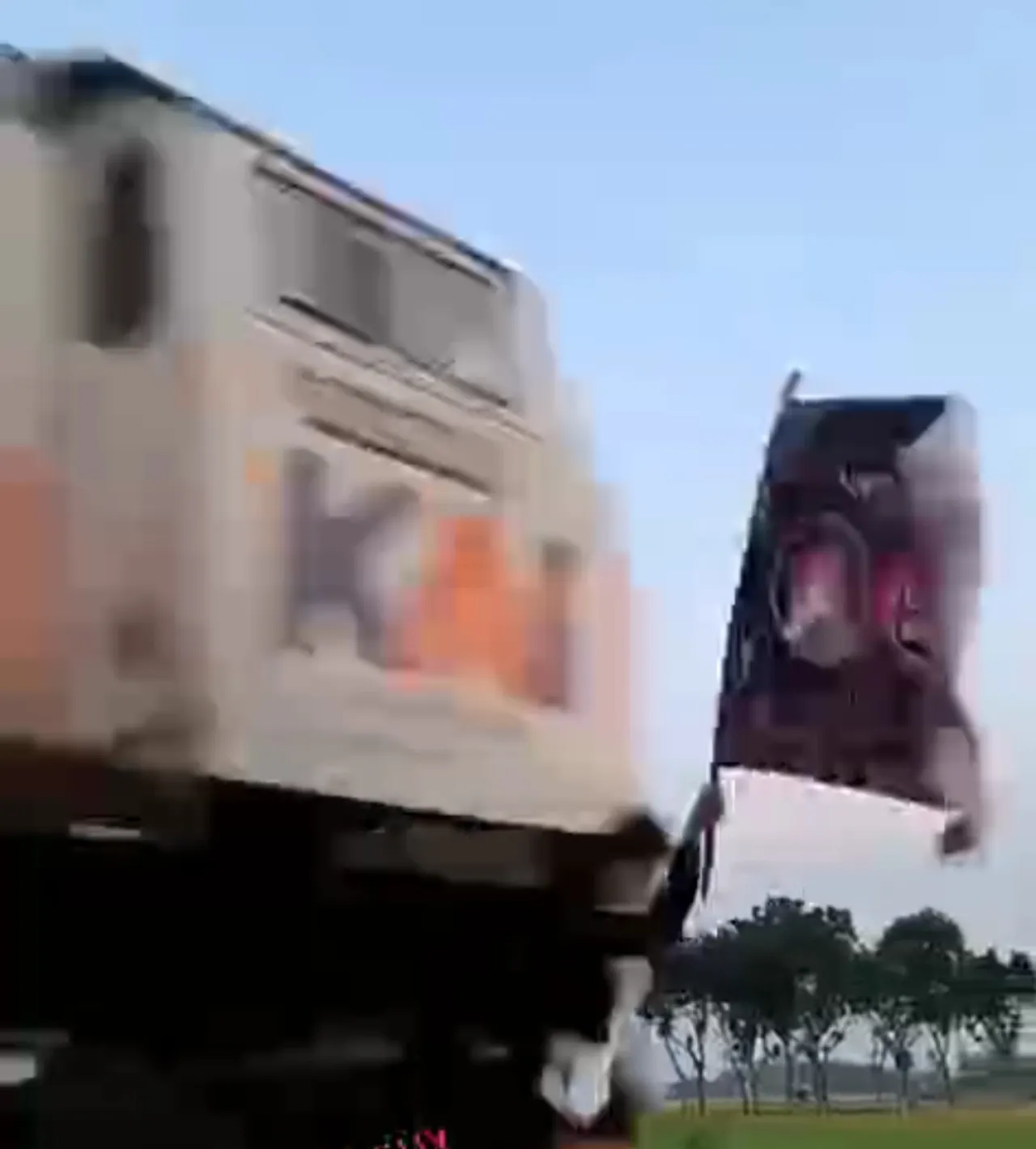 Bikin Konten di Pinggir Rel, Pria Asal Sragen Tewas Diserempet Kereta Api