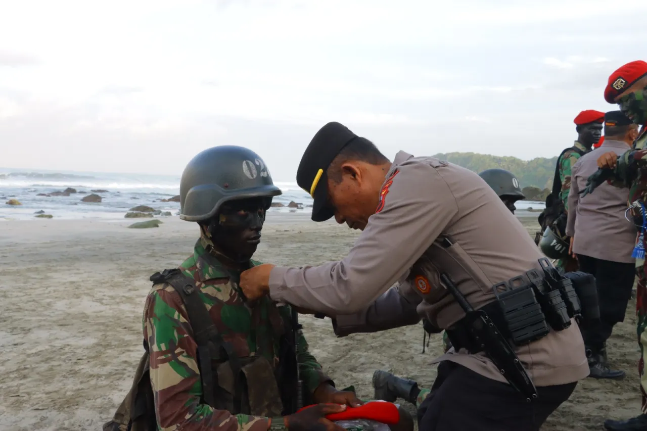 Wakapolresta Cilacap Sematkan Brevet Komando di Nusakambangan