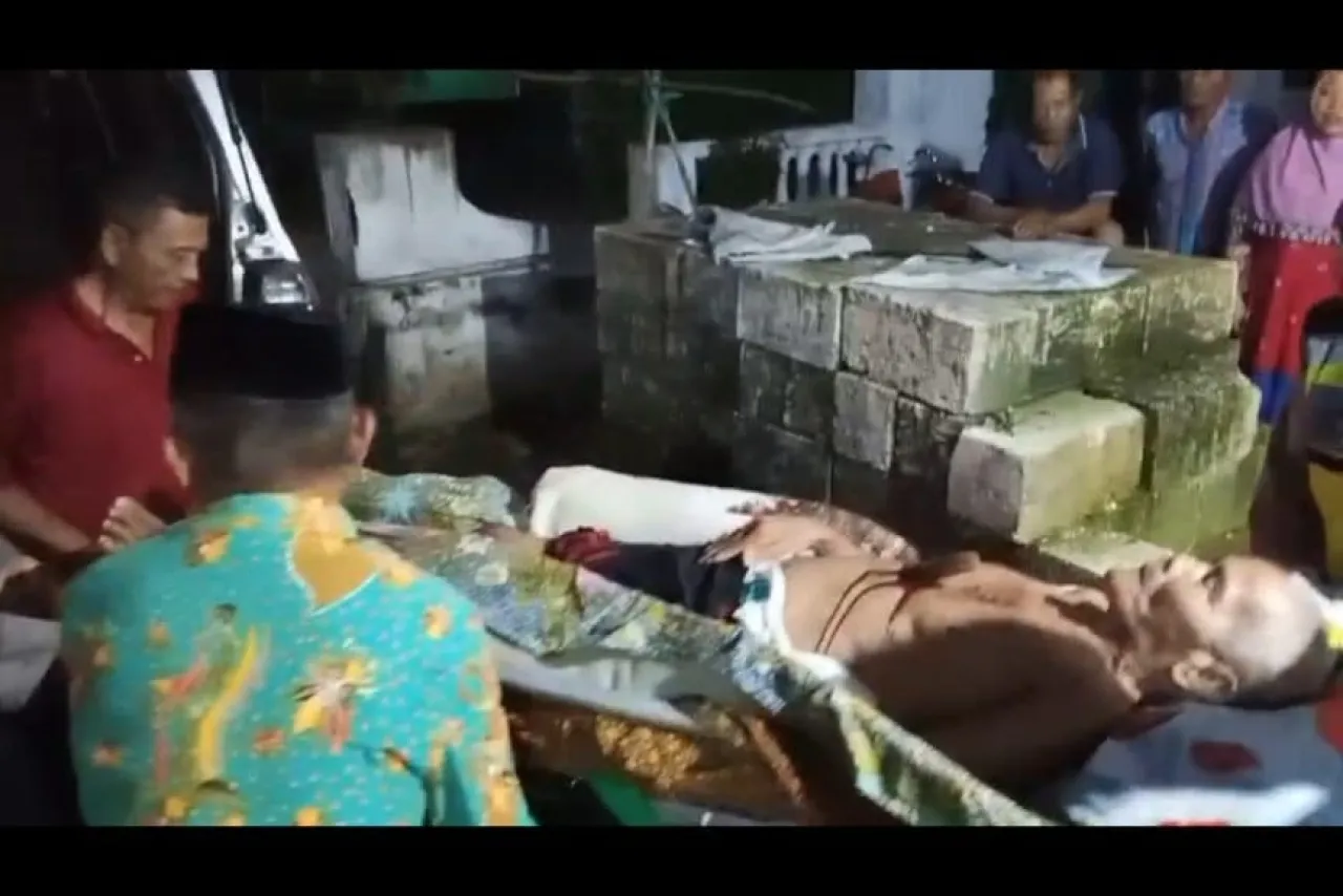 Depresi Berat, Lansia di Jombang Tusuk Dada Pakai Pisau Dapur