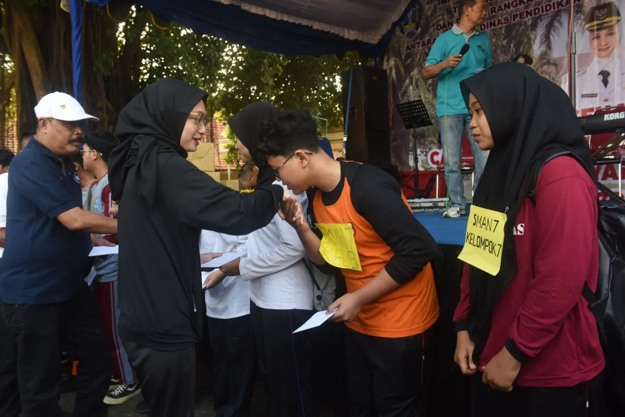Berangkatkan Jalan Sehat, Mbak Wali Harapkan Pelajar Bisa Olahraga Tiap Hari