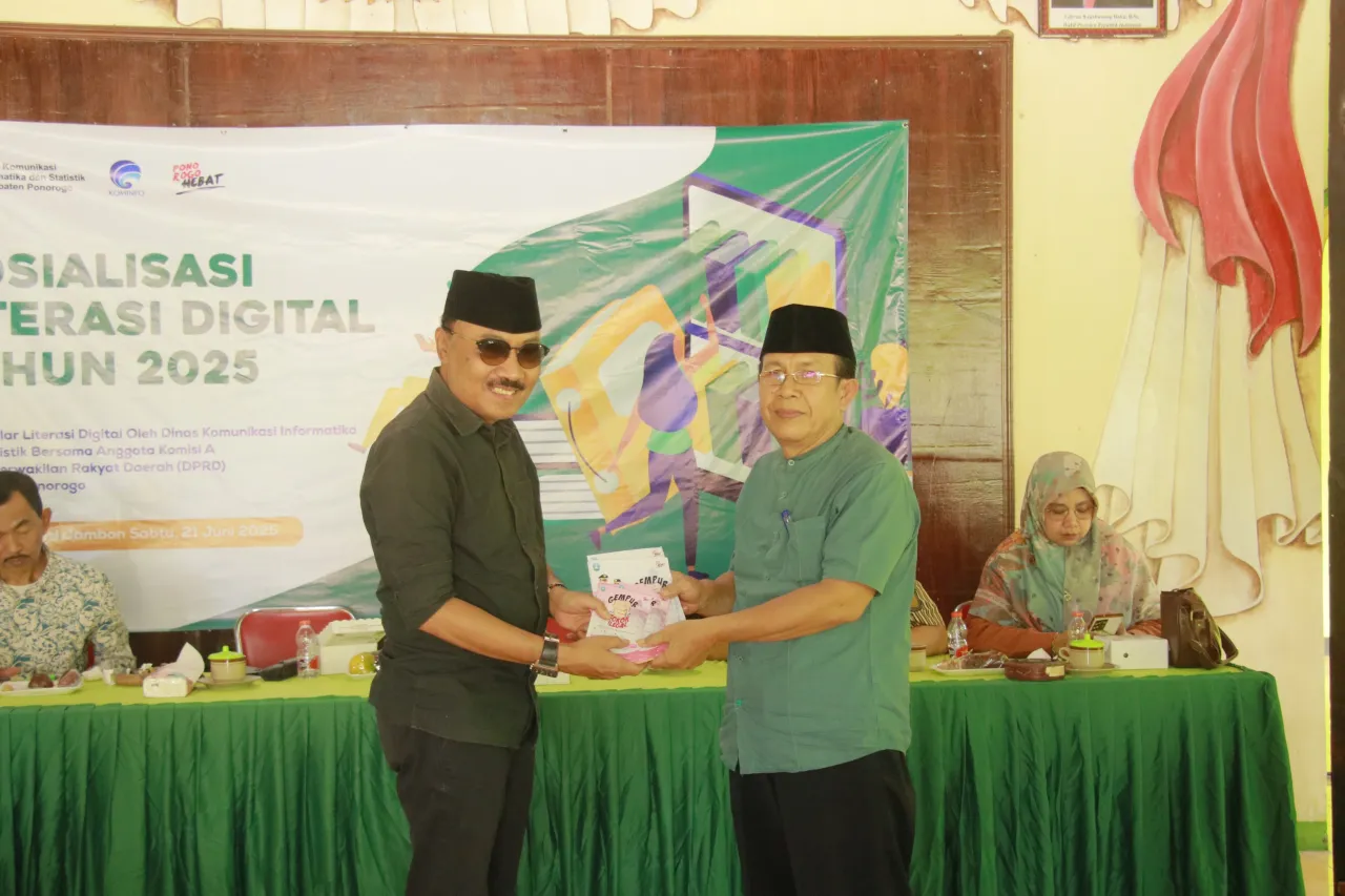 Cegah Peredaran Rokok Ilegal, Kominfo Ponorogo Bagi-Bagi Sticker dan Brosur Himbauan