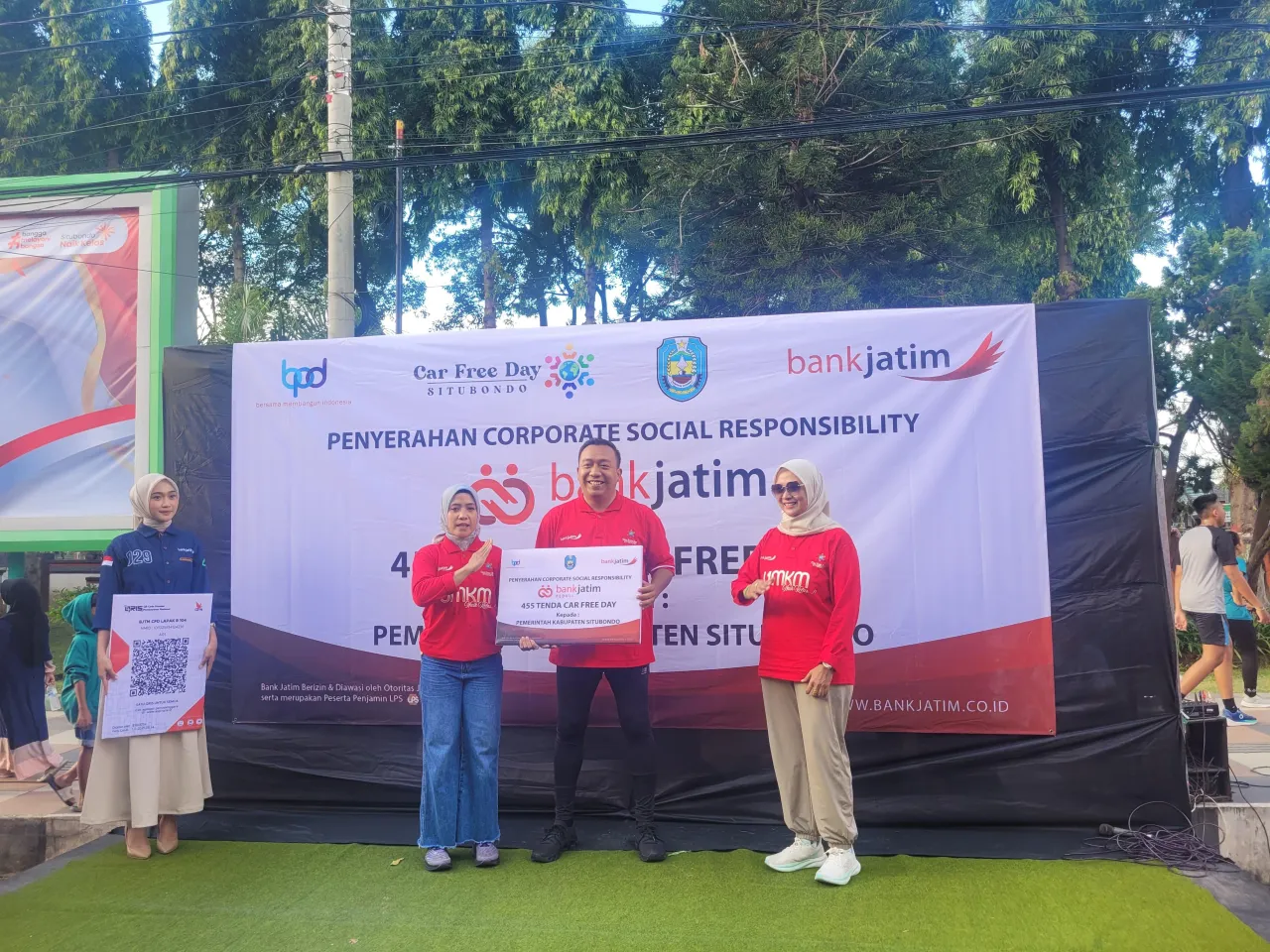Dukung Pertumbuhan Ekonomi Situbondo, Bank Jatim Serahkan CSR 455 Unit Tenda UMKM