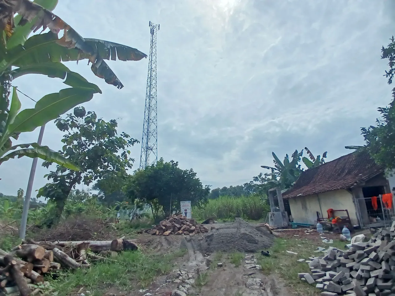 Tower BTS Bodong Berdiri di Balerejo, Satpol PP Turun Tangan tapi Tak Ada Tindakan Tegas