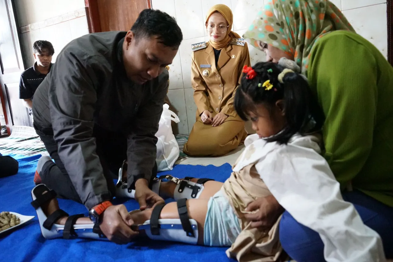 Wali Kota Kediri Serahkan Bantuan Alat Bantu Mobilitas dan Bantuan Biaya Hidup