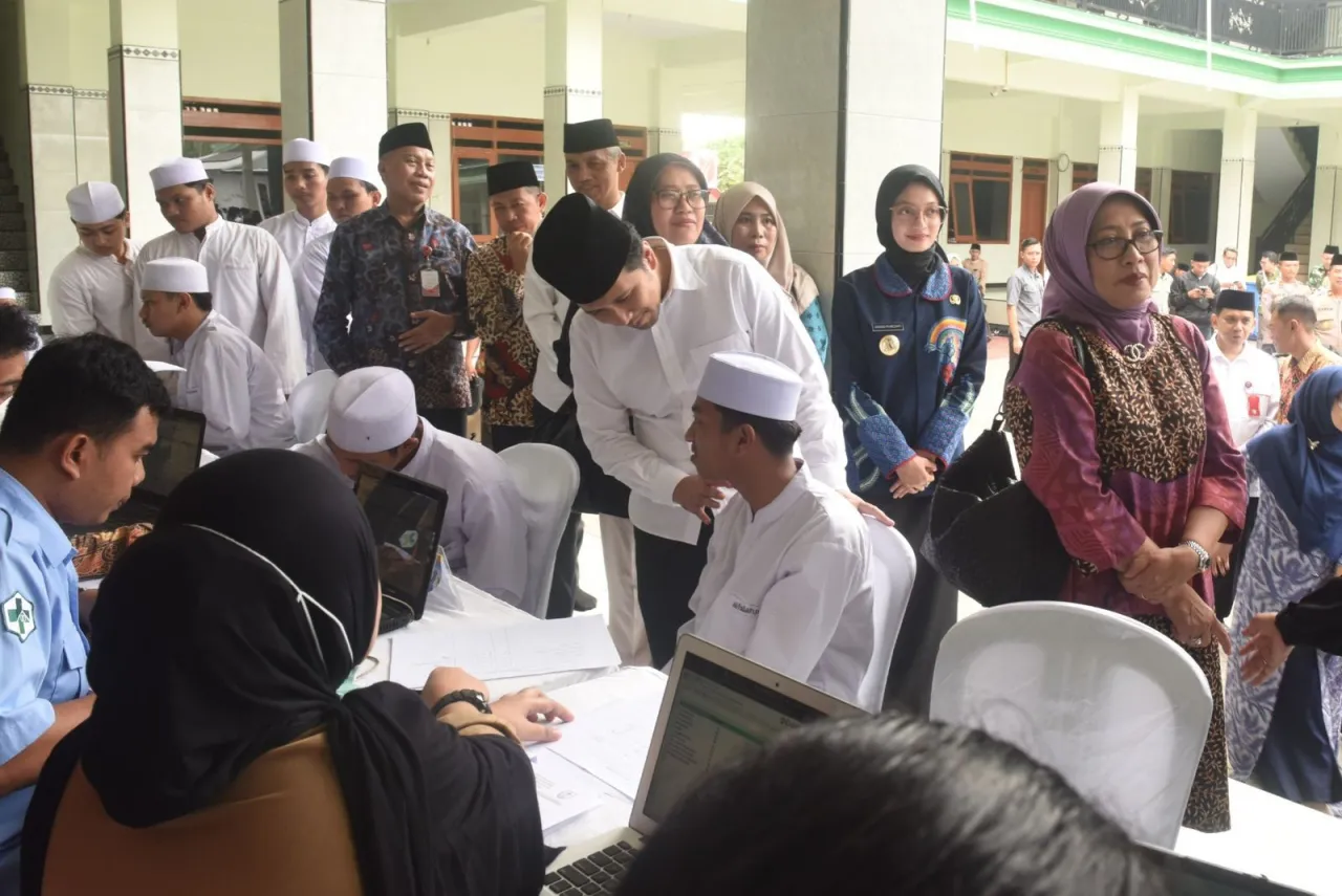Mbak Wali Bersama Wagub Jatim Dampingi Menko PMK dan Menteri PPPA Tinjau PKG di Pondok Pesantren