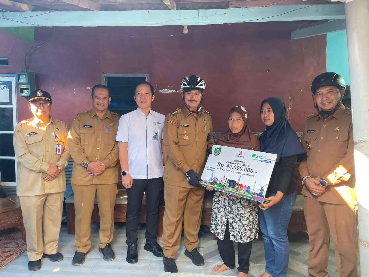 Walikota Madiun Serahkan Santunan Jaminan Kematian Jukir