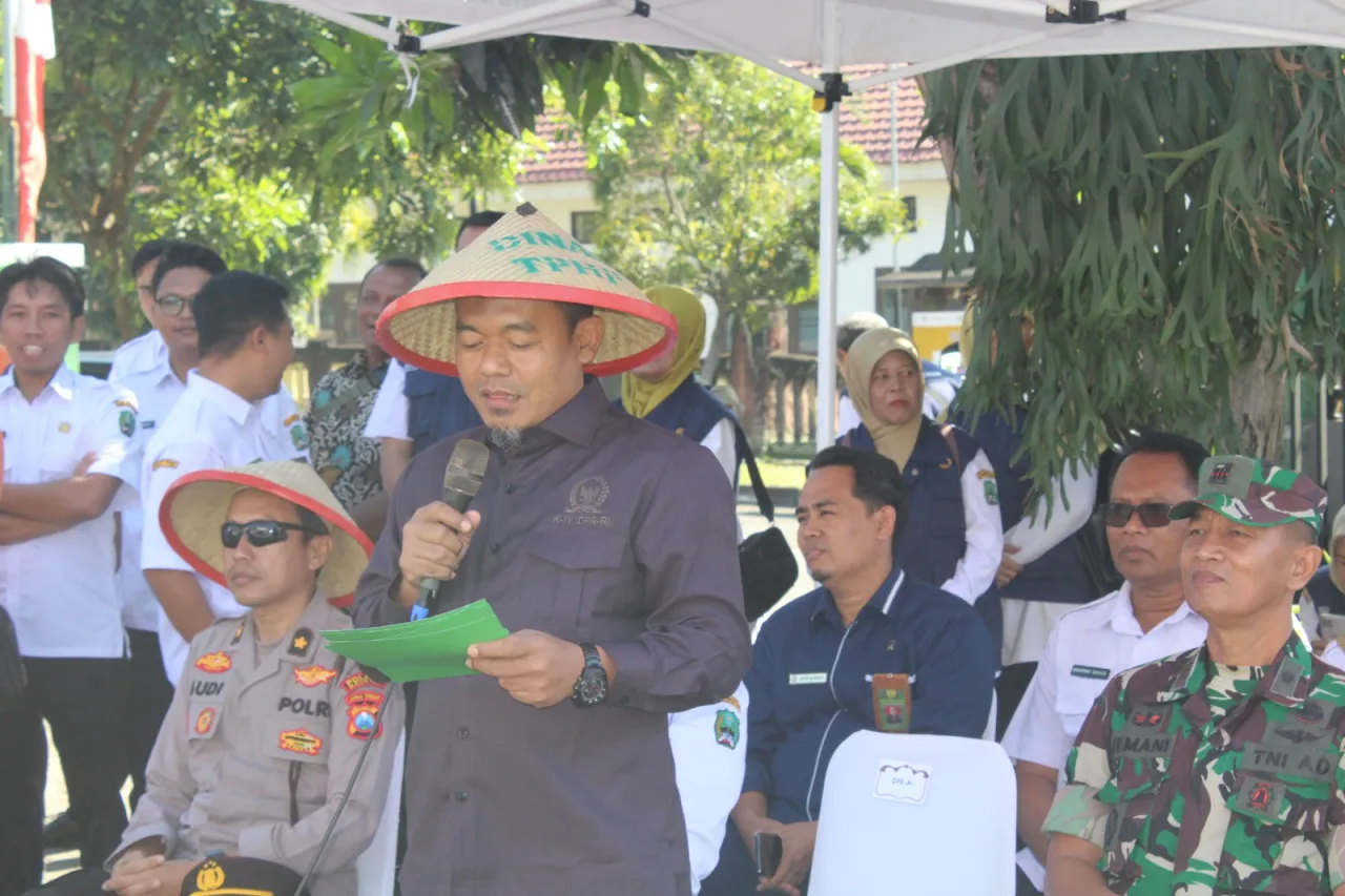 Tangani Wabah Wereng, Anggota DPR RI Riyono Caping Salurkan 2.500 Liter Pestisida ke Ponorogo