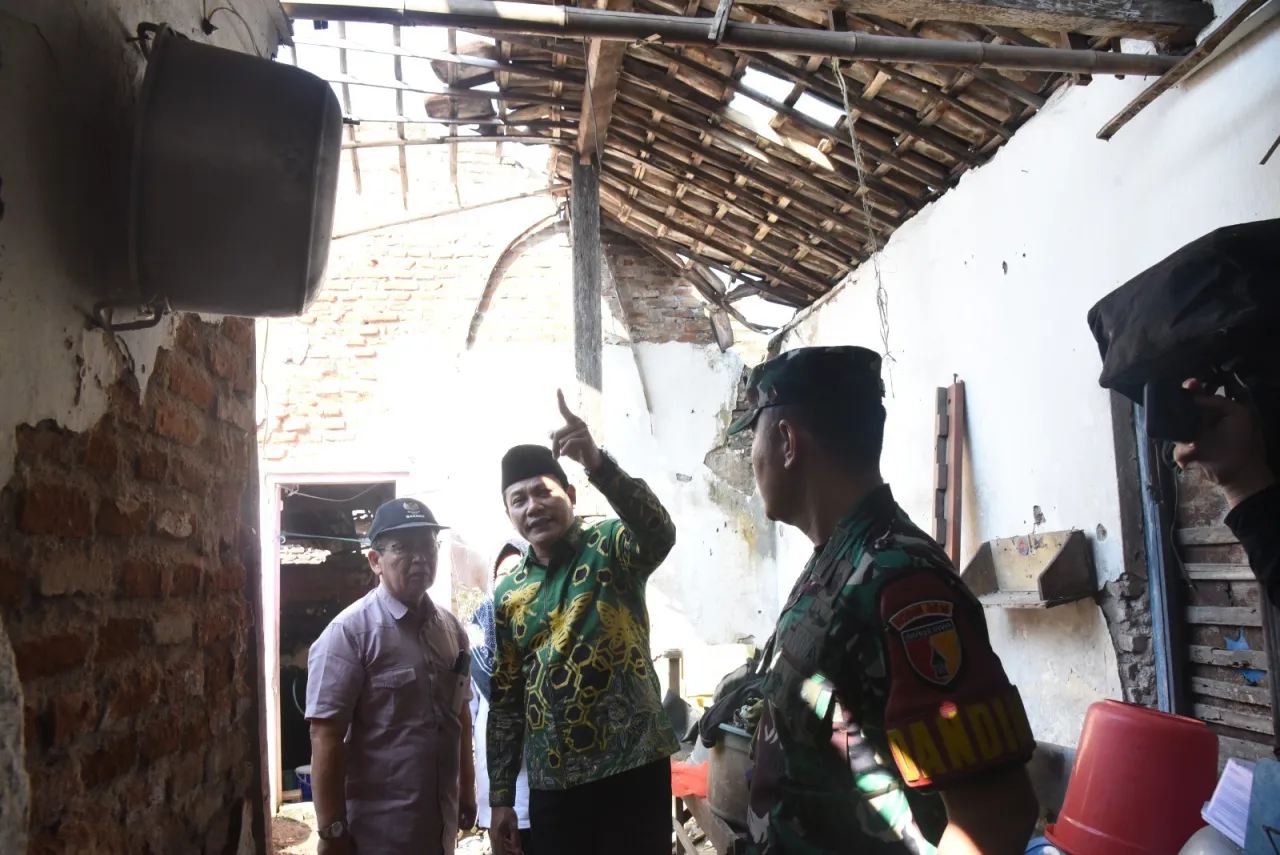 Bupati Subandi Sidak Tiga Rumah Tidak Layak Huni di Sidoarjo dan Porong