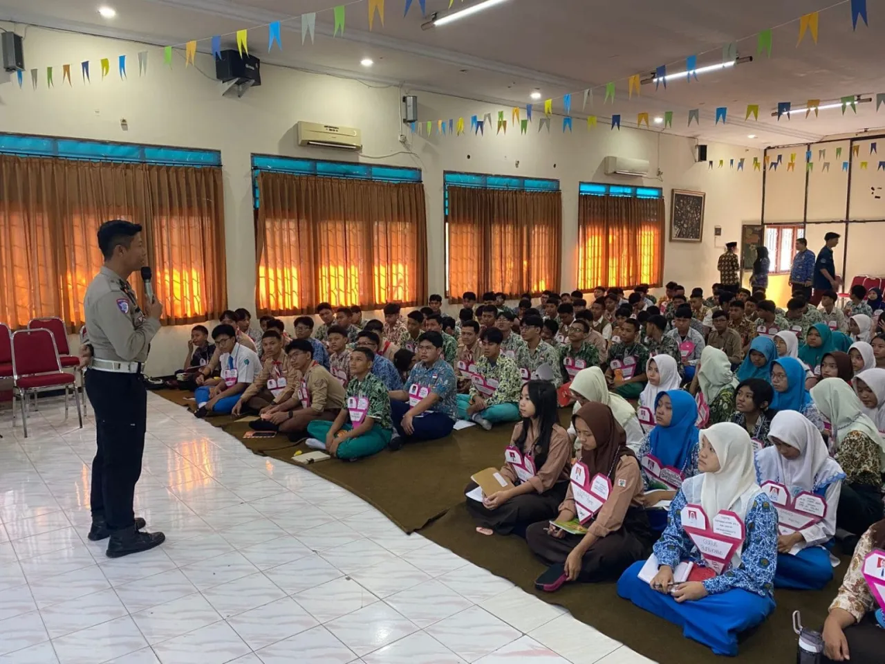 Satlantas Polrestabes Surabaya Ajak Pelajar Tertib dalam Berlalu Lintas