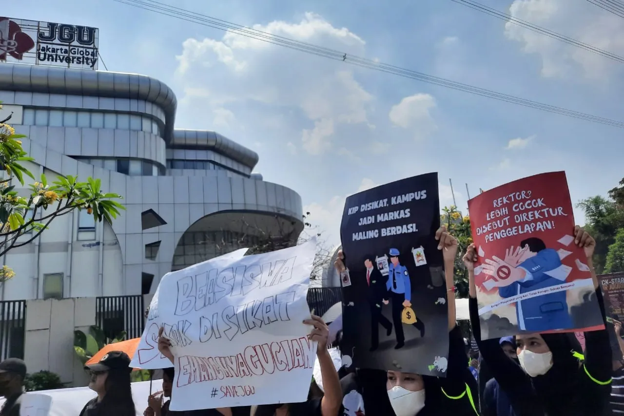 Mahasiswa JGU Depok Demo di Depan Kampus, Ini Tuntutannya