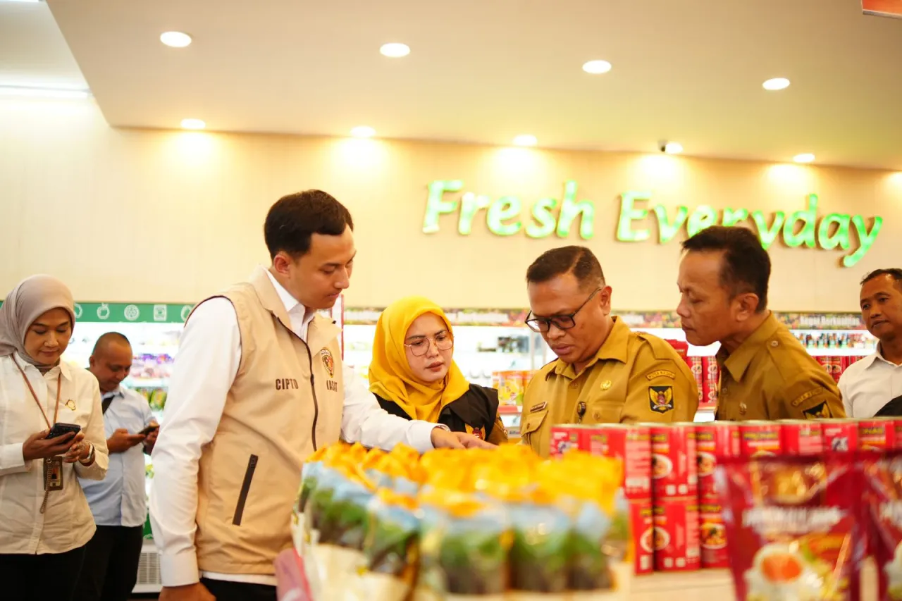 Polres Kediri Kota dan TPID Temukan Beras Berkutu saat Sidak Swalayan