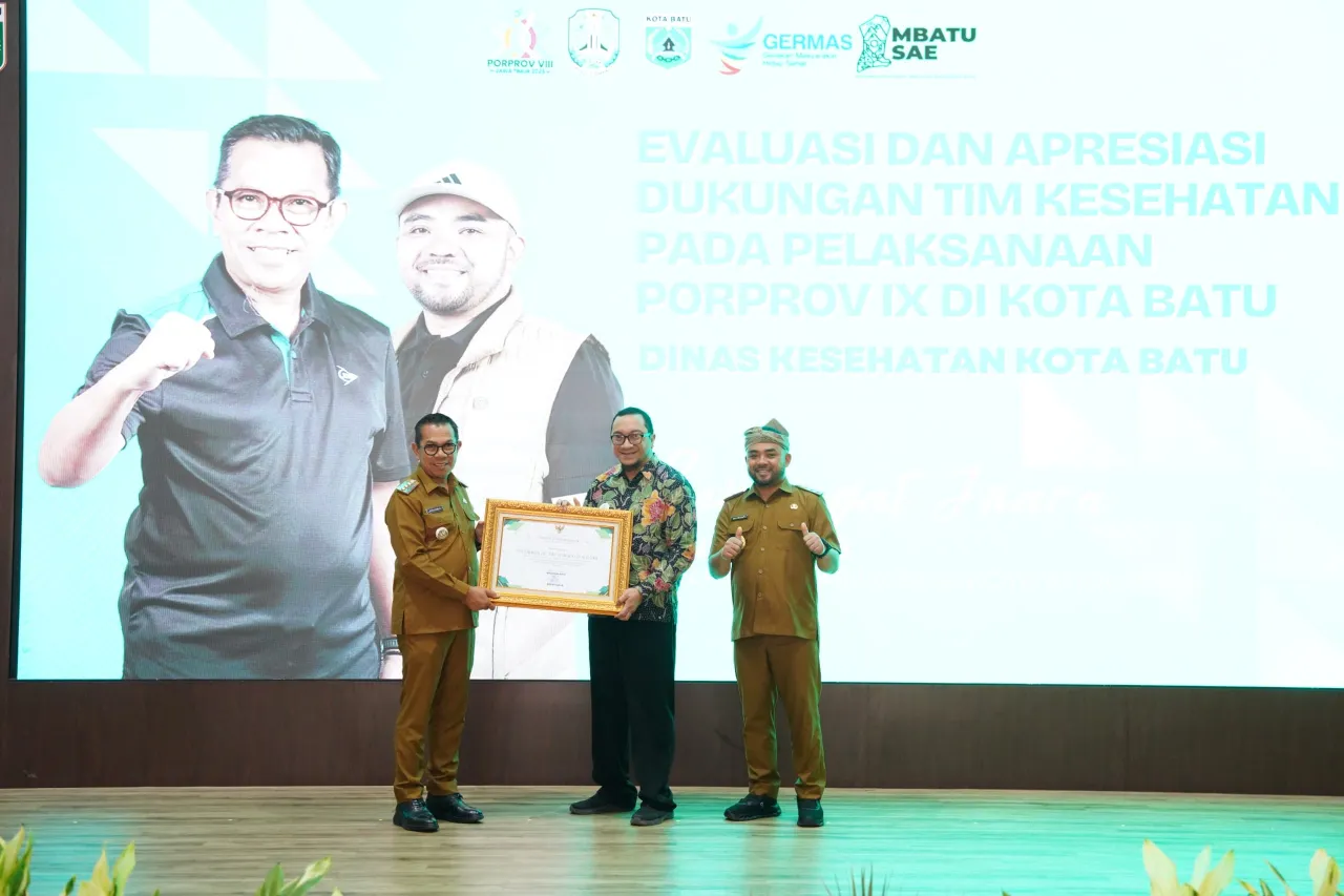 Wali Kota Batu Serahkan Piagam Penghargaan Kepada 16 Tenaga Kesehatan