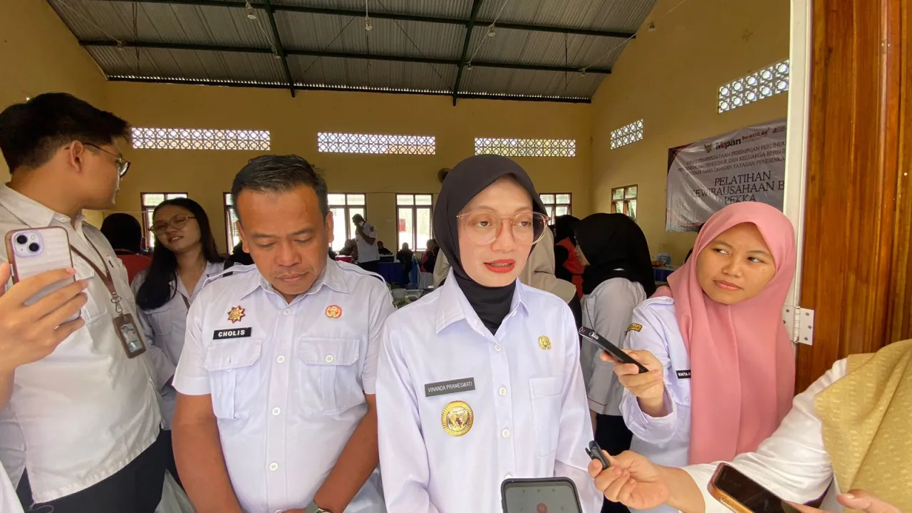 Mbak Wali Serahkan Bantuan Kewirausahaan bagi PEKKA, Dorong Kemandirian Ekonomi