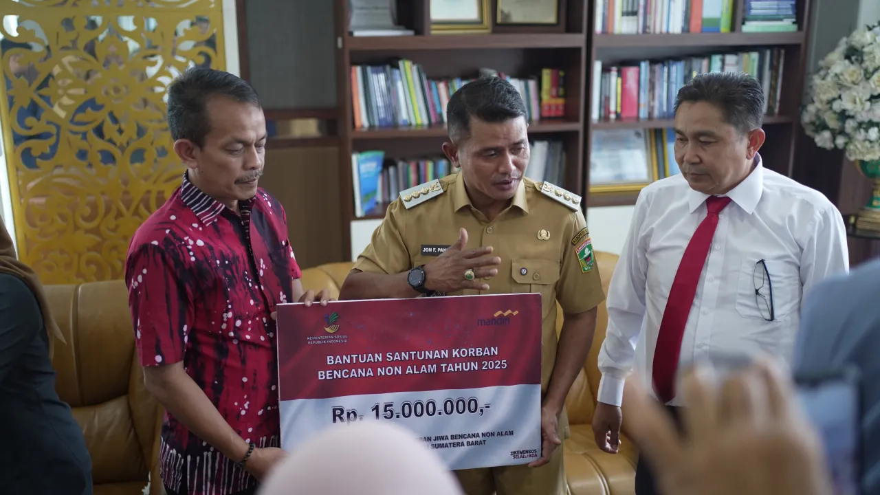 Bupati Jon F Pandu Serahkan Bantuan dari Kemesos RI kepada Korban Kebakaran