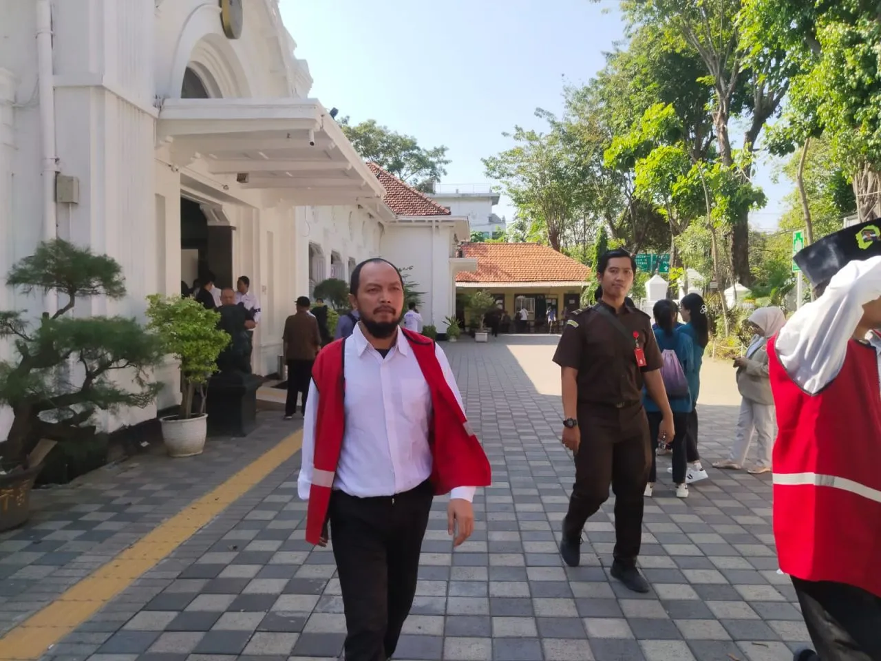 Dapat Perlakuan Istimewa, Residivis Narkoba Tak Diborgol Usai Sidang di PN Surabaya