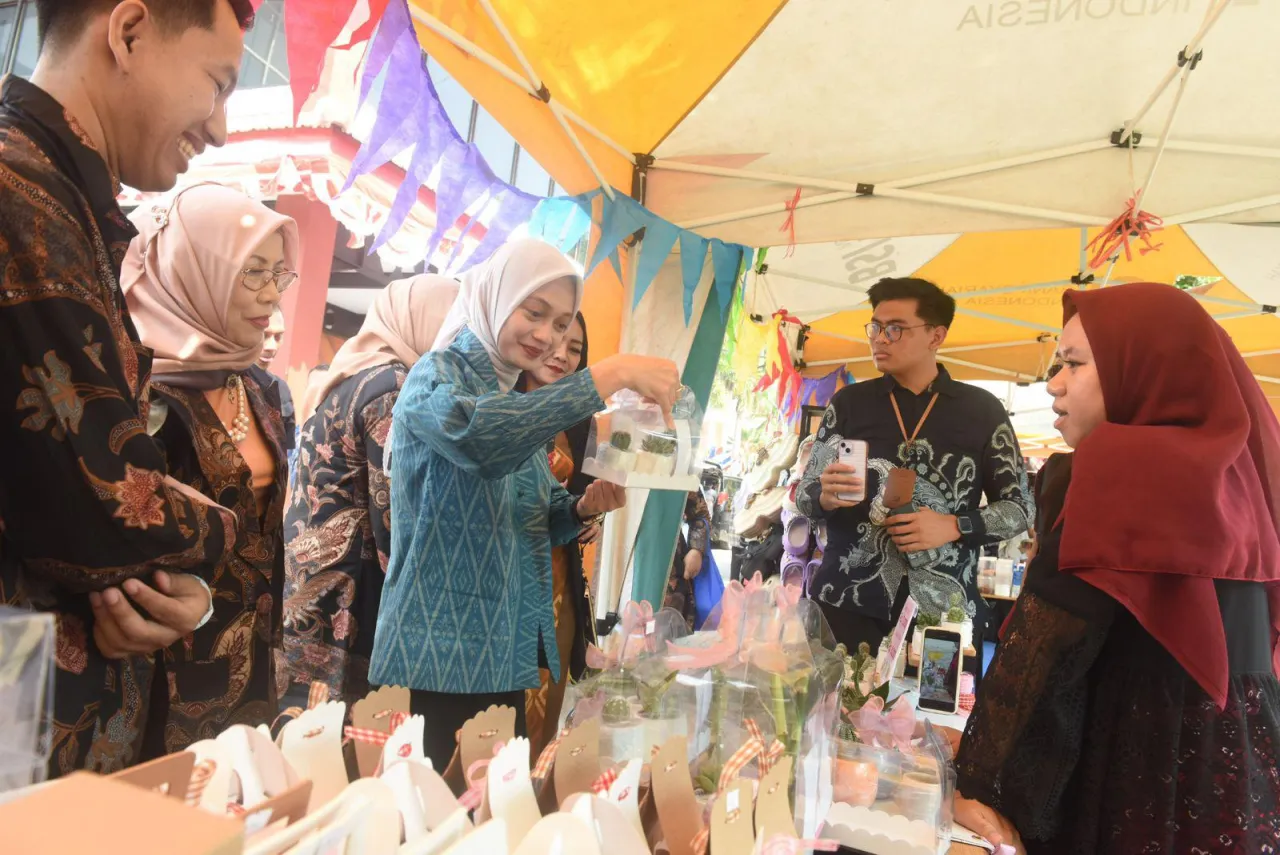 Hadiri Wisuda Universitas Kadiri, Mbak Wali : Lulus Bukan Akhir, Teruslah Belajar!
