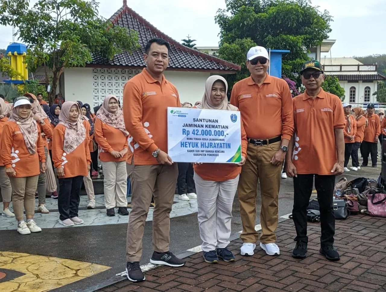 Peringatan Harganas ke-32, BPJS Ketenagakerjaan Santuni Kader KB Desa Ponorogo