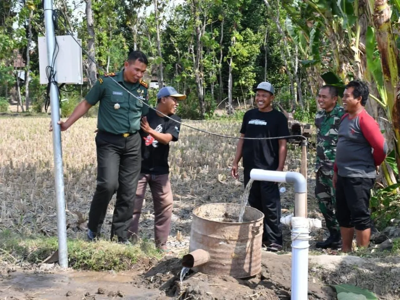 Musim Kemarau Melanda, TNI Serahkan Sumur Dalam untuk Warga Ponorogo yang Krisis Air